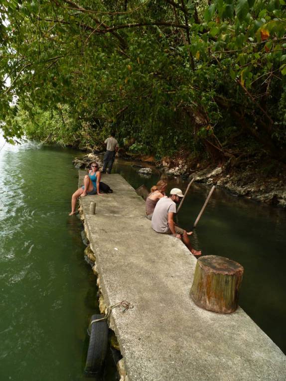 Pequena piscina com águas termais, na beira do rio Dulce, no caminho para Livingston, no litoral da Guatemala